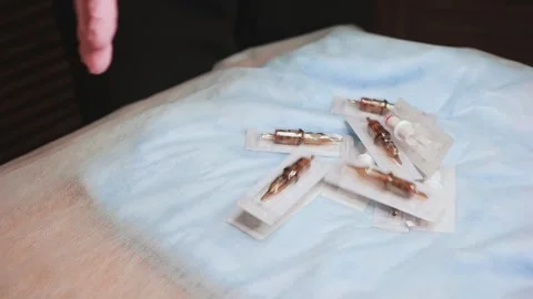 The process of preparing for eyebrow tattooing. Master Stockbeeldmateriaal 149006907