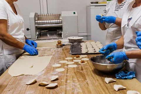 The process of preparing food from dough in the kitchen Stockfoto's