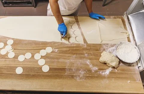 The process of preparing food from dough in the kitchen Stockfoto's