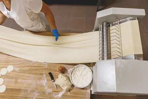 The process of preparing food from dough in the kitchen Stockfoto's