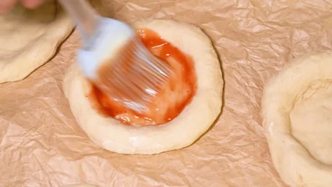 Process of preparing mini pizza, coated with tomato paste Vídeo Stock 249880812