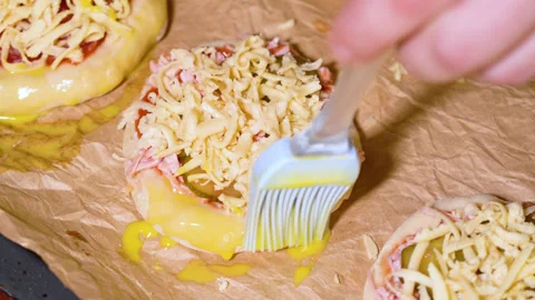 Process of preparing mini pizza, coated with  oil Vídeo Stock 249882174