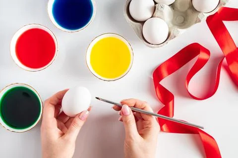 The process of preparing for painting eggs for Easter on a white background. Foto stock