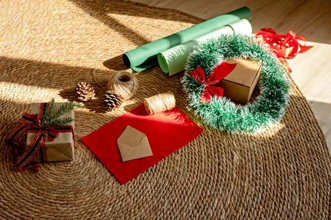 Process of preparing presents for Christmas, decorations. Paper and box with Foto stock