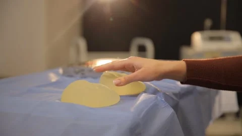 The process of preparing silicone implants carefully placed on a blue table Vídeo Stock 304951429
