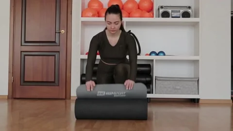 The process of preparing for a yoga lesson. Video stock 149784347