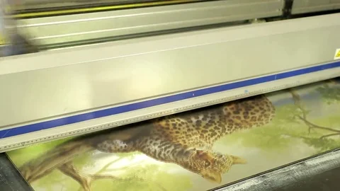 Process printing on the mirror glass Vídeos de archivo 69147336