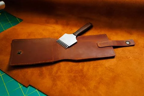 The process of production of leather goods. Materials and tools for leather.. 스톡 사진