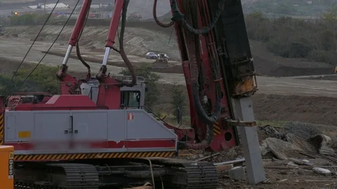 The process of pushing the weight of concrete piles into the ground 스톡 동영상 123586130