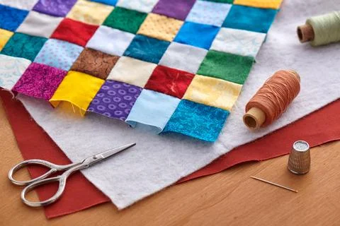 Process of quilt sandwich assembling, sewing accessories Fotos Stock