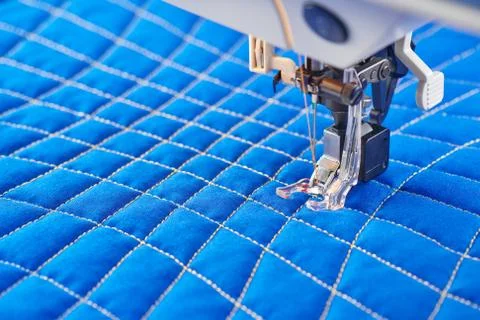 Process quilting with an electric sewing machine by using a free-motion techn Stock-Fotos