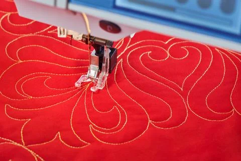 Process quilting with an electric sewing machine by using a free-motion techn Stock-Fotos