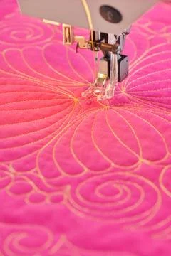 Process quilting with an electric sewing machine by using a free-motion techn Fotos de archivo