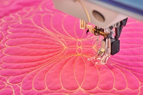 Process quilting with an electric sewing machine by using a free-motion techn Stock-Fotos