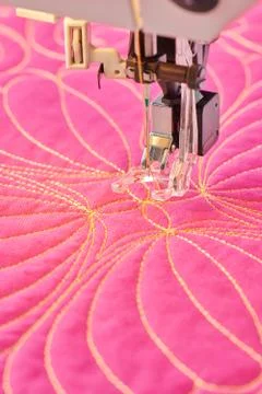 Process quilting with an electric sewing machine by using a free-motion techn 스톡 사진