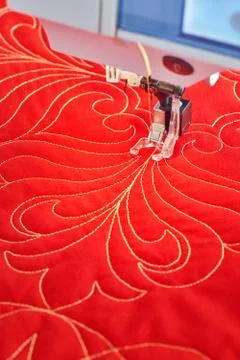 Process quilting with an electric sewing machine by using a free-motion techn Stock-Fotos