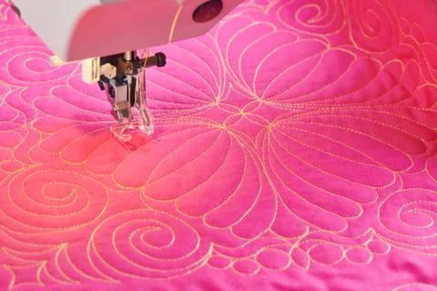 Process quilting with an electric sewing machine by using a free-motion techn 스톡 사진