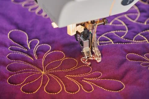 Process quilting with an electric sewing machine by using a free-motion techn Stock-Fotos