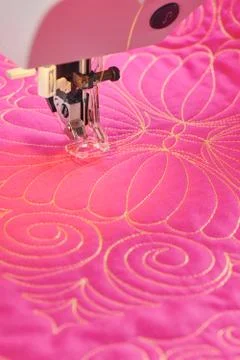 Process quilting with an electric sewing machine by using a free-motion techn Fotos de archivo