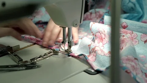 Process of quilting on patchwork blanket close up sewing machine hands Vidéo 85287206