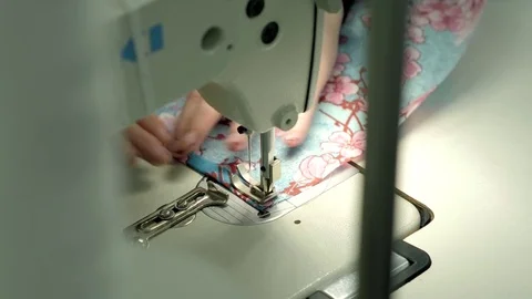 Process of quilting on patchwork blanket close up sewing machine hands Vidéo 85287321