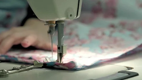 Process of quilting on patchwork blanket close up sewing machine hands Vidéo 85287762