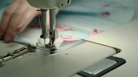 Process of quilting on patchwork blanket close up sewing machine hands Vidéo 85287922
