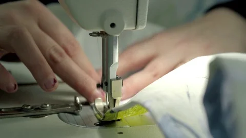 Process of quilting on patchwork blanket close up sewing machine hands Vidéo 85288021