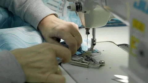 Process of quilting on patchwork blanket close up sewing machine hands Vidéo 85288272