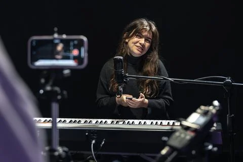 The process of recording video content for learning to play the piano. 스톡 사진