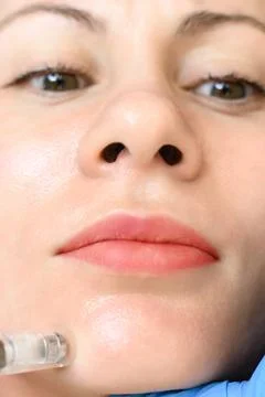 The process of rejuvenation and moisturizing with the help of the darsonval c Fotos de archivo