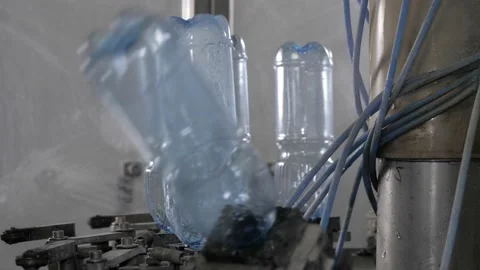 The process of rinsing plastic bottles before they go on tap. Stock-Footage 197081857