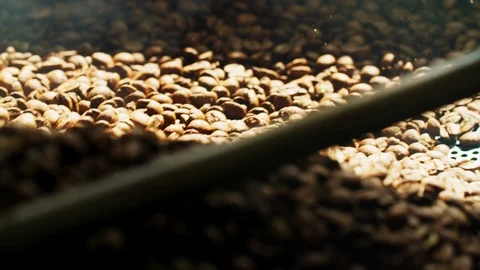 Process of roasting coffee beans in the tumbler 動画素材 122404199