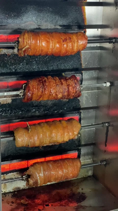 Process of roasting pork belly using a modern rotary rotisserie oven Vidéo 346838145