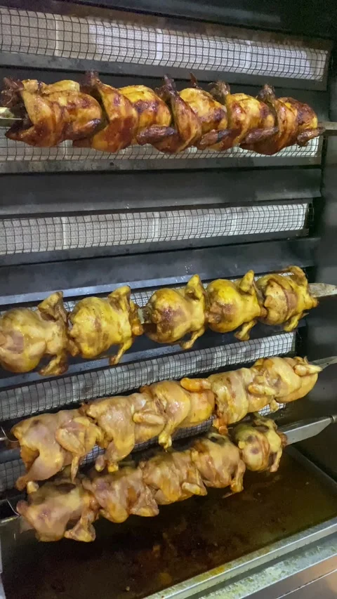 Process of roasting whole chickens using a modern rotary rotisserie oven Vidéo 346838171