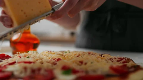 The process of rubbing hard cheese with holes for filling pizza additives. P Vídeos de archivo 221371901