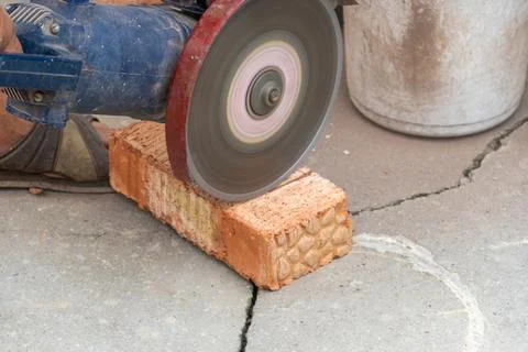 The process of sawing bricks with a grinder with a diamond disc Foto stock