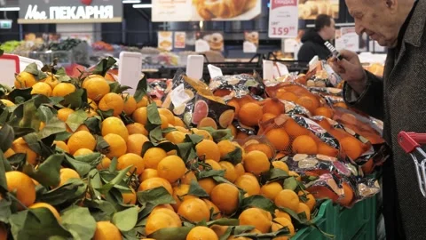 The process of selecting and buying tangerines in the store. Stock Footage 232753587