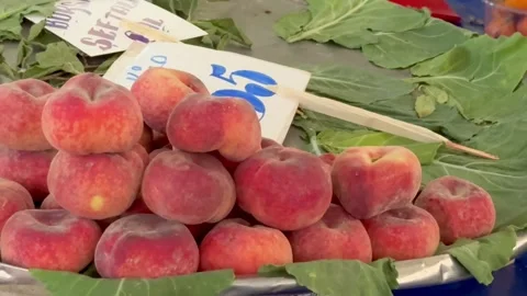 Process of selecting peaches, pears, and quince at a market 스톡 동영상 276773108
