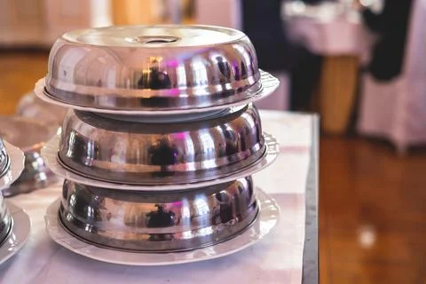 Process of serving luxury dinner in a cloche plate dish with a lid, waiter se 库存照片