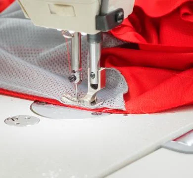 The process of sewing on the overlock in the sewing shop. Foto stock