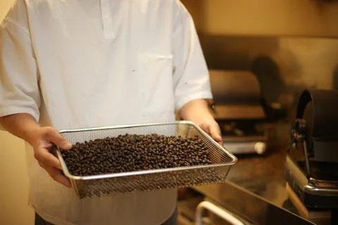 The process of shaking off the chaff from roasted coffee beans. 写真素材