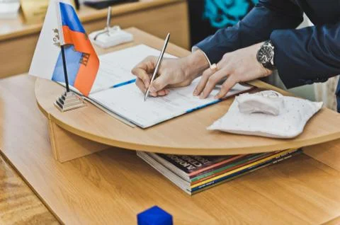 The process of signing the document on the table 6248. 库存照片