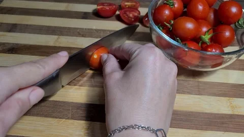 Process Of Slicing Cherry Tomatoes Vídeo Stock 160674947