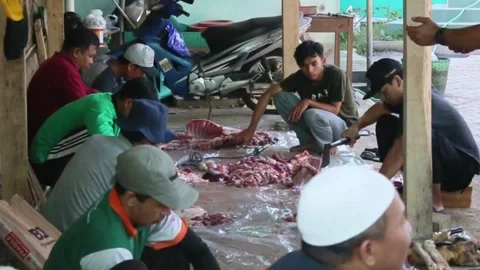 The process of slicing the meat of the Eid al-Adha sacrifice Video stock 278237052