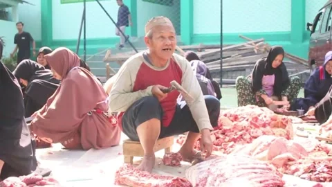 The process of slicing the meat of the Eid al-Adha sacrifice Video stock 280216015