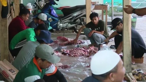 The process of slicing the meat of the Eid al-Adha sacrifice Video stock 280216016