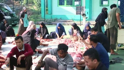 The process of slicing the meat of the Eid al-Adha sacrifice Video stock 280216017