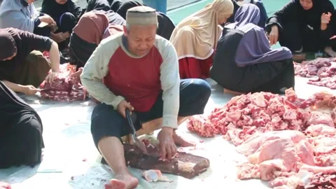 The process of slicing the meat of the Eid al-Adha sacrifice Stock Footage 280216027