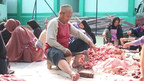 The process of slicing the meat of the Eid al-Adha sacrifice Stock Footage 280216031
